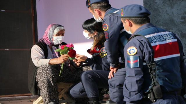 Mutluluğun fotoğrafı, jandarma hem duygulandı, hem duygulandırdı