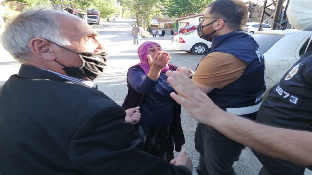 Narkotik suçundan gözaltına alınan şüphelilerin aileleri polise saldırdı