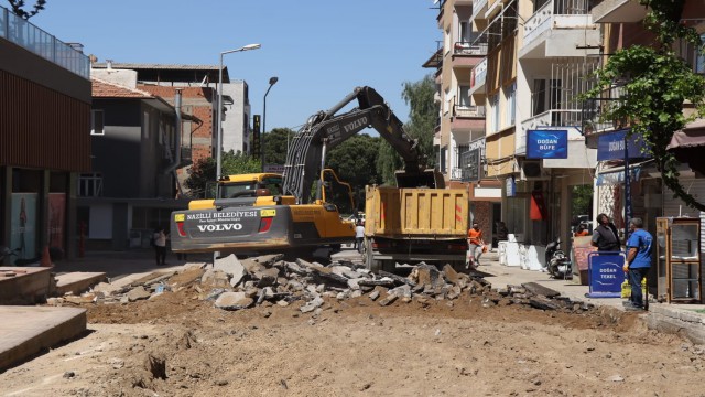 Nazilli Belediyesi yol yapım çalışmalarını sürdürüyor