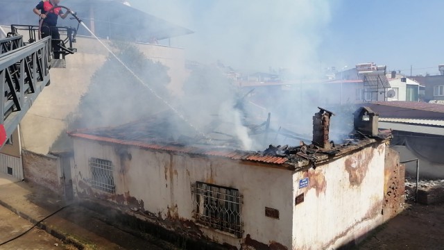 Nazillide metruk binadaki yangın söndürüldü