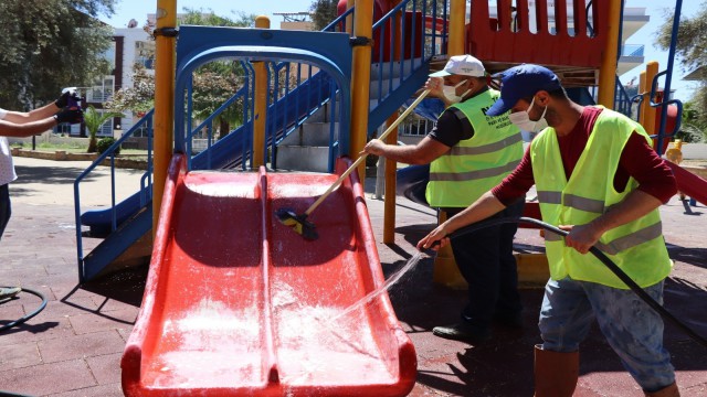 Nazillide parklar dezenfekte edildi