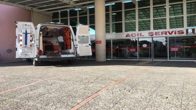 Oğlu babasını bıçakladı, müdahale eden polise de köpek saldırdı