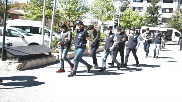 Oğlunu suça bulaştırdı diye çete liderine ateş püskürdü