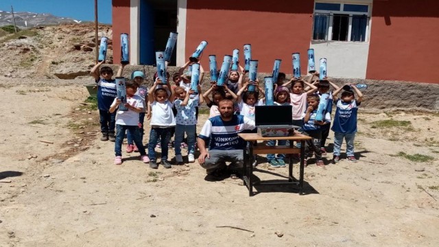 Öğrenciler, harçlıklarıyla hediye alıp akranlarına gönderdi