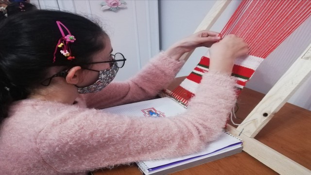 Öğrenciler ilmek ilmek kilim dokudu