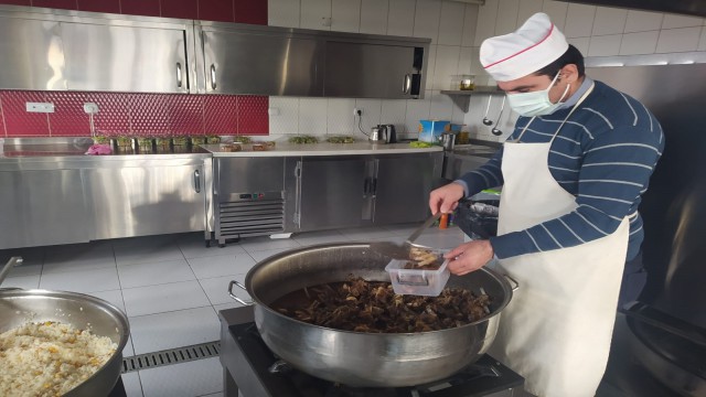 Öğrencilerin iftarda sıcak yemek sevinci