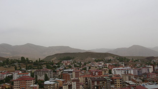 Oltu dağlarını kuraklık tozu sardı