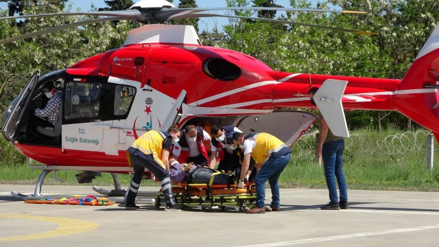 Ormanda kestiği ağaç üzerine düşen şahıs ambulans helikopterle hastaneye yetiştirildi