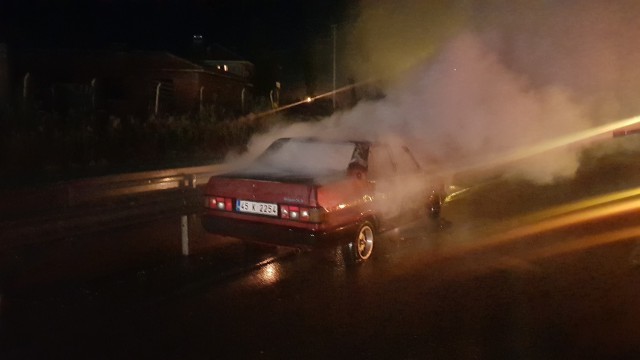 Orta refüje çarpan otomobil yanarak küle döndü