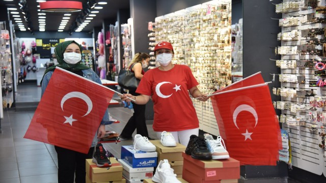 Osmaniye Belediyesi bayrak dağıttı