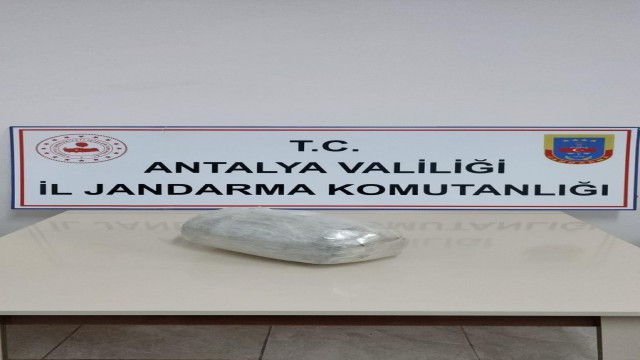 Otobüsteki yolcunun üzerinden 3 bin 500 gram esrar çıktı