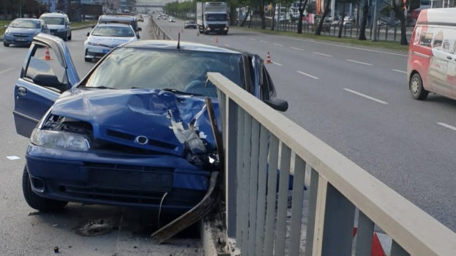 Otomobil demir korkuluklara çarptı: 1 yaralı