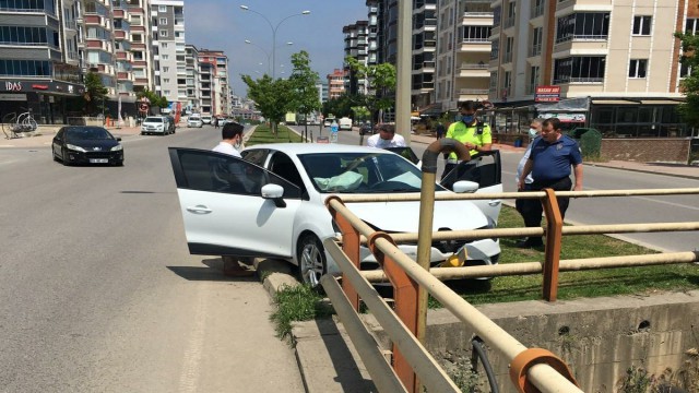 Otomobil demir korkuluklara çarptı: 1 yaralı