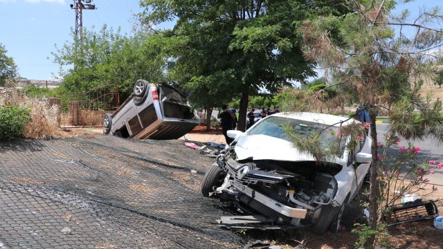 Otomobil ile hafif ticari araç çarpıştı: 6 yaralı