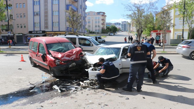 Otomobil ile hafif ticari araç kafa kafaya çarpıştı: 4 yaralı