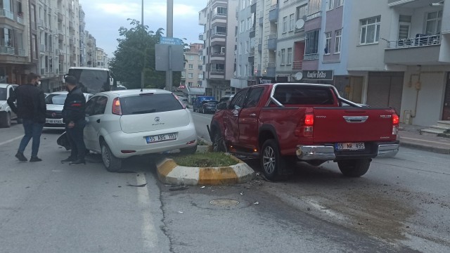 Otomobil ile pikap çarpıştı: 1 yaralı