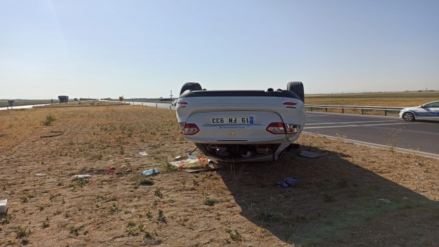 Otomobil refüje takla attı: 3 yaralı