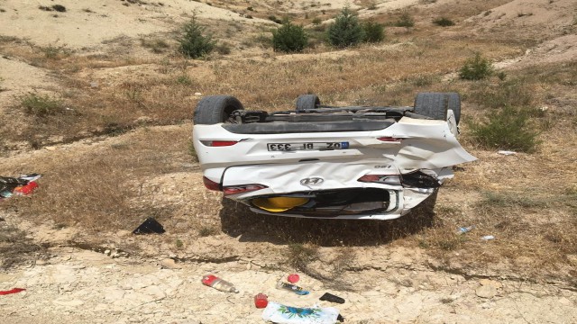 Otomobil taklalar atarak şarampole yuvarlandı