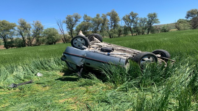 Otomobil tarlaya devrildi: 1 yaralı