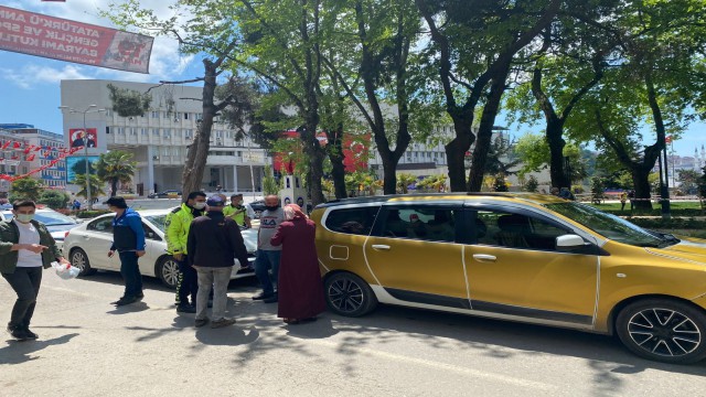 Otomobil ticari taksiye çarptı