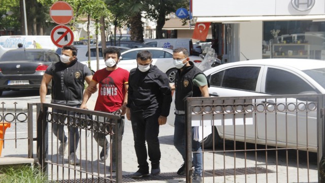 Otomobilde uyuşturucu, evde silah ele geçirildi