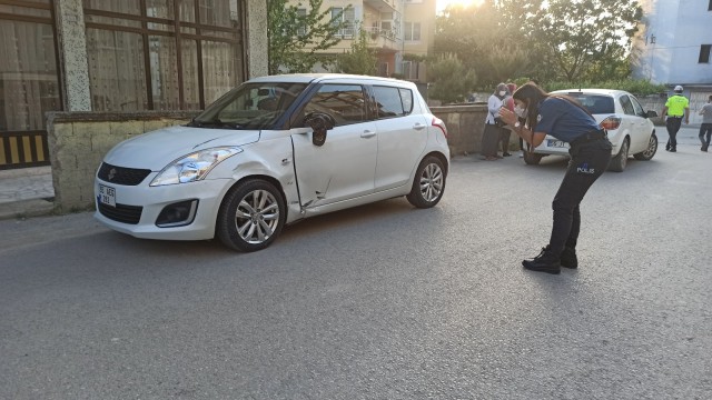 Otomobile çarpan motosikletli yaralandı