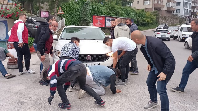 Otomobilin altında sıkışan köpeği vatandaşlar kurtardı