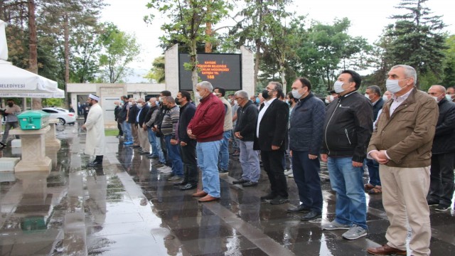 Otomobilin çarpması sonucu hayatını kaybeden öğretmen toprağa verildi