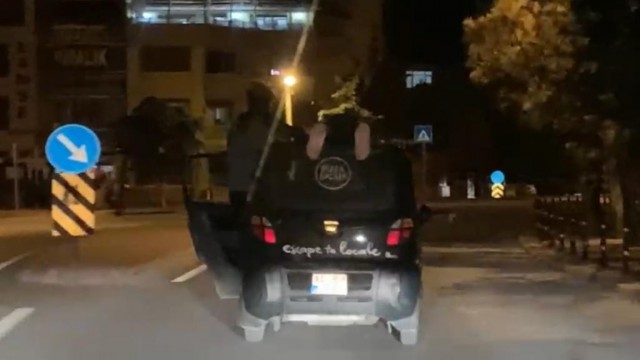 Otomobilin üstünde tehlikeli yolculuk kamerada