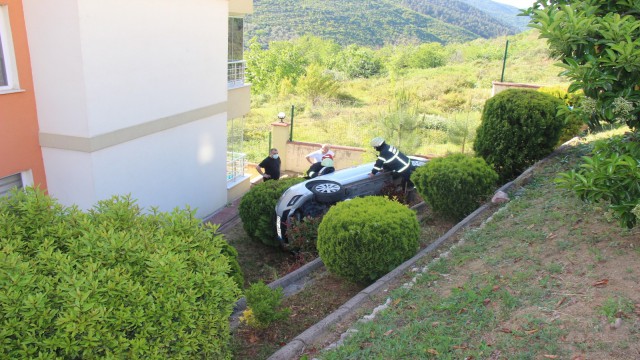 Otomobilini park ederken 4 metreden sitenin bahçesine uçtu