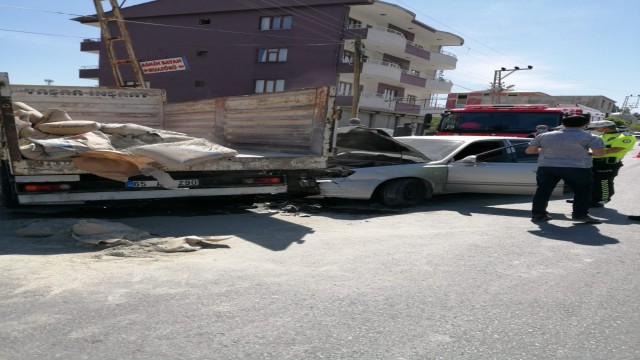 Otomobille kamyonet çarpıştı: 2 yaralı