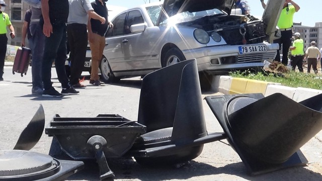 Otomobille minibüs çarpıştı: 2 yaralı