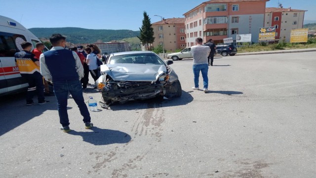 Otomobiller çarpıştı : 2 yaralı