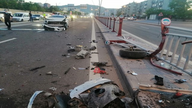 Otomobiller çarpıştı, ortalık savaş alanına döndü: 2 yaralı