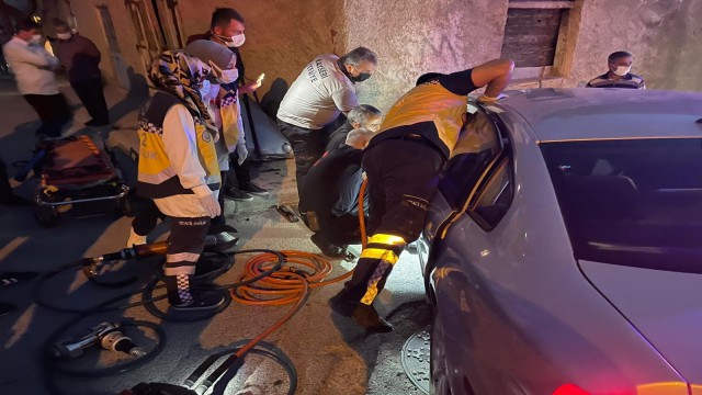 Otomobiller çarpıştı, sürücü sıkıştı