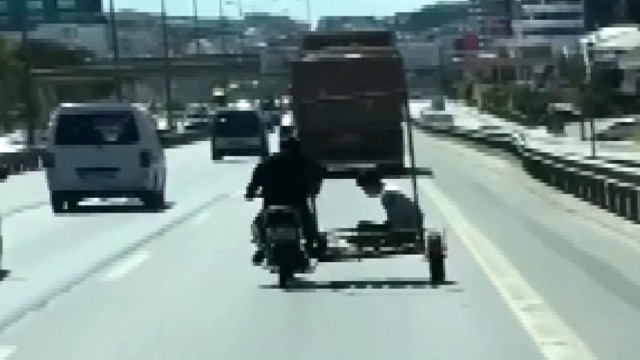 (Özel)- Kartalda motosiklet sepetindeki tehlikeli yolculuk kamerada