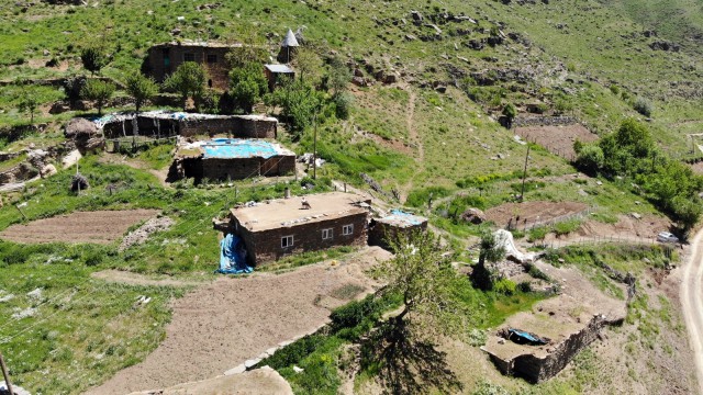 (Özel) 82 yaşındaki adam yıllardır tek başına köyde yaşıyor