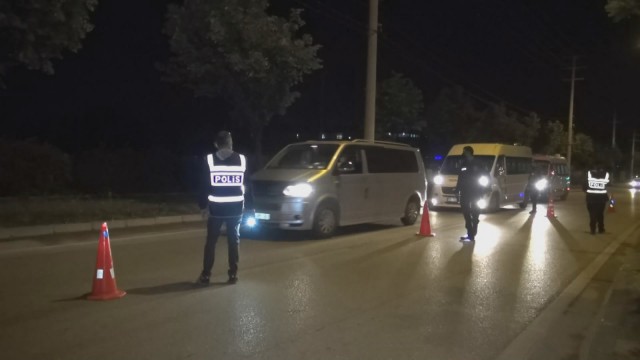 (Özel) Alkollü sürücü dur ihtarına uymadı, otomobili polislerin üzerine sürdü..