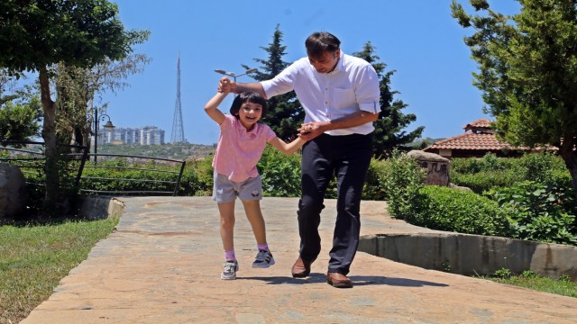 (Özel) Babasının yaptığı 150 TL maliyetli düzenekle ilk adımlarını atan minik Özge protez bacakla bayrama koşarak girdi