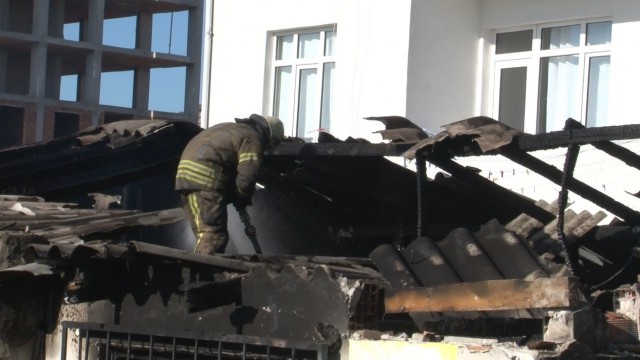 (Özel) Başakşehirde gecekondu yangını, itfaiye seferber oldu