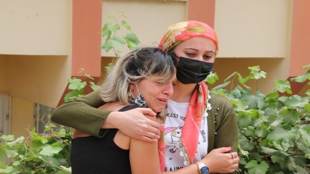 (Özel) Beslediği kediyi pencere korkuluğunda asılı bulunca gözyaşlarına boğuldu