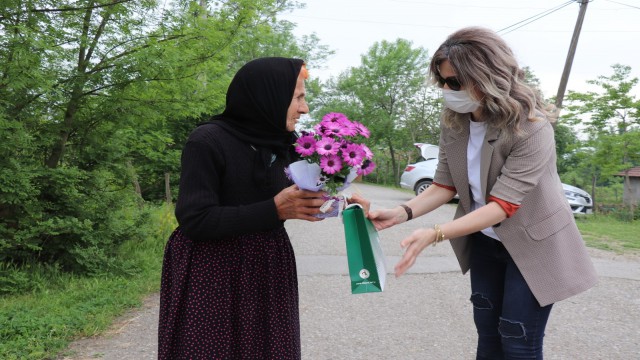 Özel çocukların annelerine sürpriz ziyaret