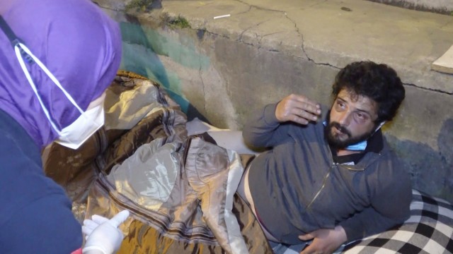 (Özel) Darp edilip parası alınan evsiz adama polis şefkati