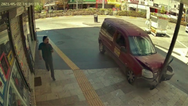 (ÖZEL) Elektrik direğine çarpıp hurdaya dönen araç sürücünün soğukkanlılığı pes dedirtti