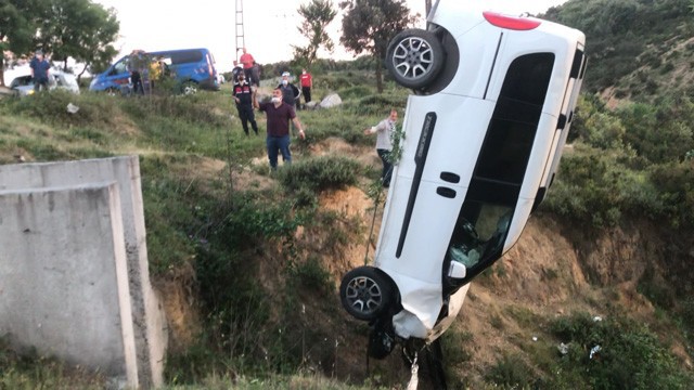 (Özel) Eyüpsultanda kontrolden çıkan araç 5 metrelik gölet menfezine düştü: 1 yaralı