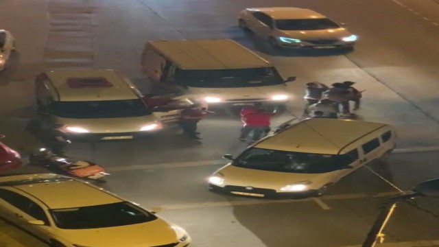 (Özel) Eyüpsultanda sürücülerin yol verme kavgası