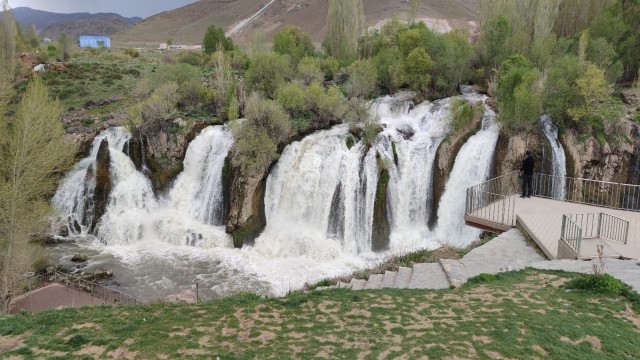 (Özel haber) Muradiye Şelalesi bahar güzelliği ile göz kamaştırıyor