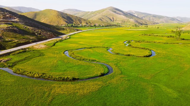 (Özel haber) Tatvanda sarı ve yeşil renklerin arasından süzülen menderes görsel şölen sunuyor