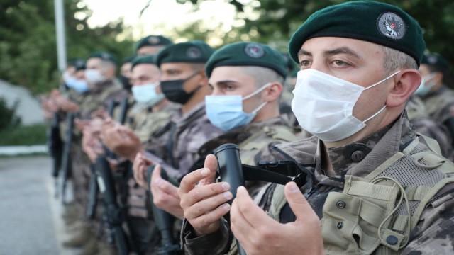 Özel Harekât polisleri dualar eşliğinde ‘Fırat Kalkanı harekât bölgesine uğurlandı