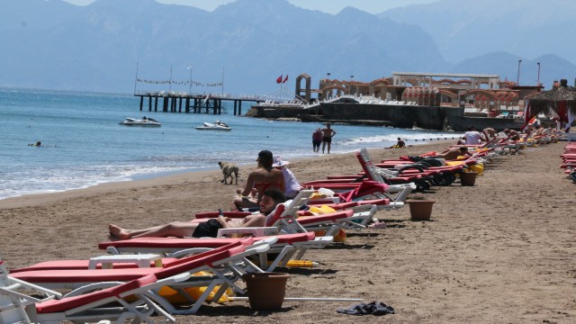 (Özel) Hava sıcaklığının 35 dereceye kadar çıkmasını fırsat bilen vatandaşlar denize koştu
